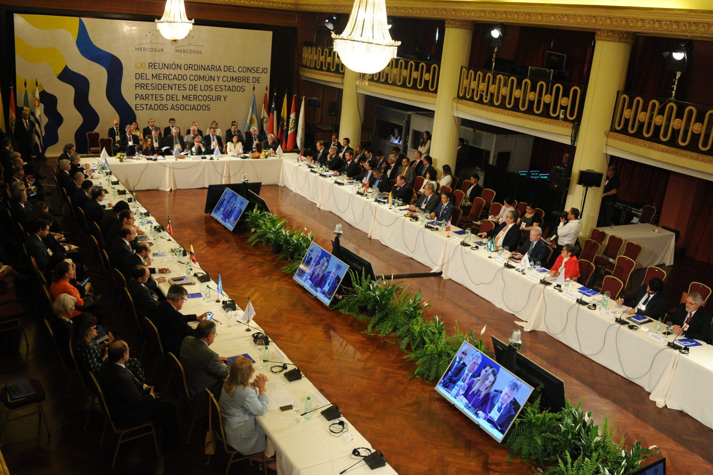 Vista general de la sala de la LXI reunión del Consejo del Mercado Común, con la mesa en U de las delegaciones.