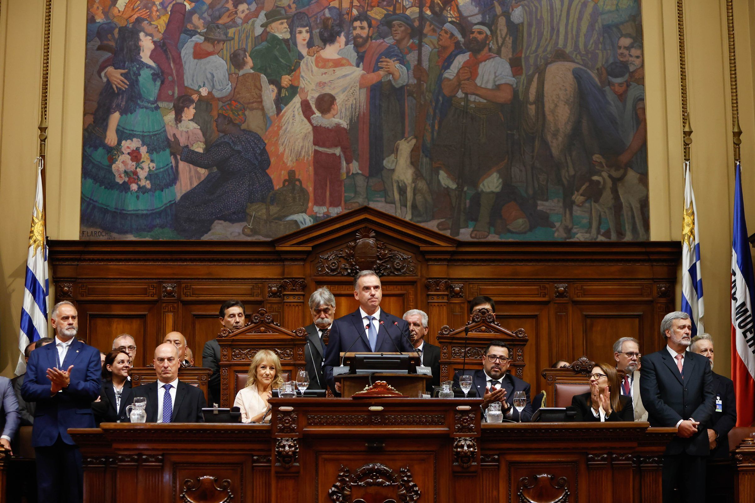 Vista general del recinto de la Asamblea General durante la ceremonia de asunción, con la mesa de la presidencia y los legisladores.