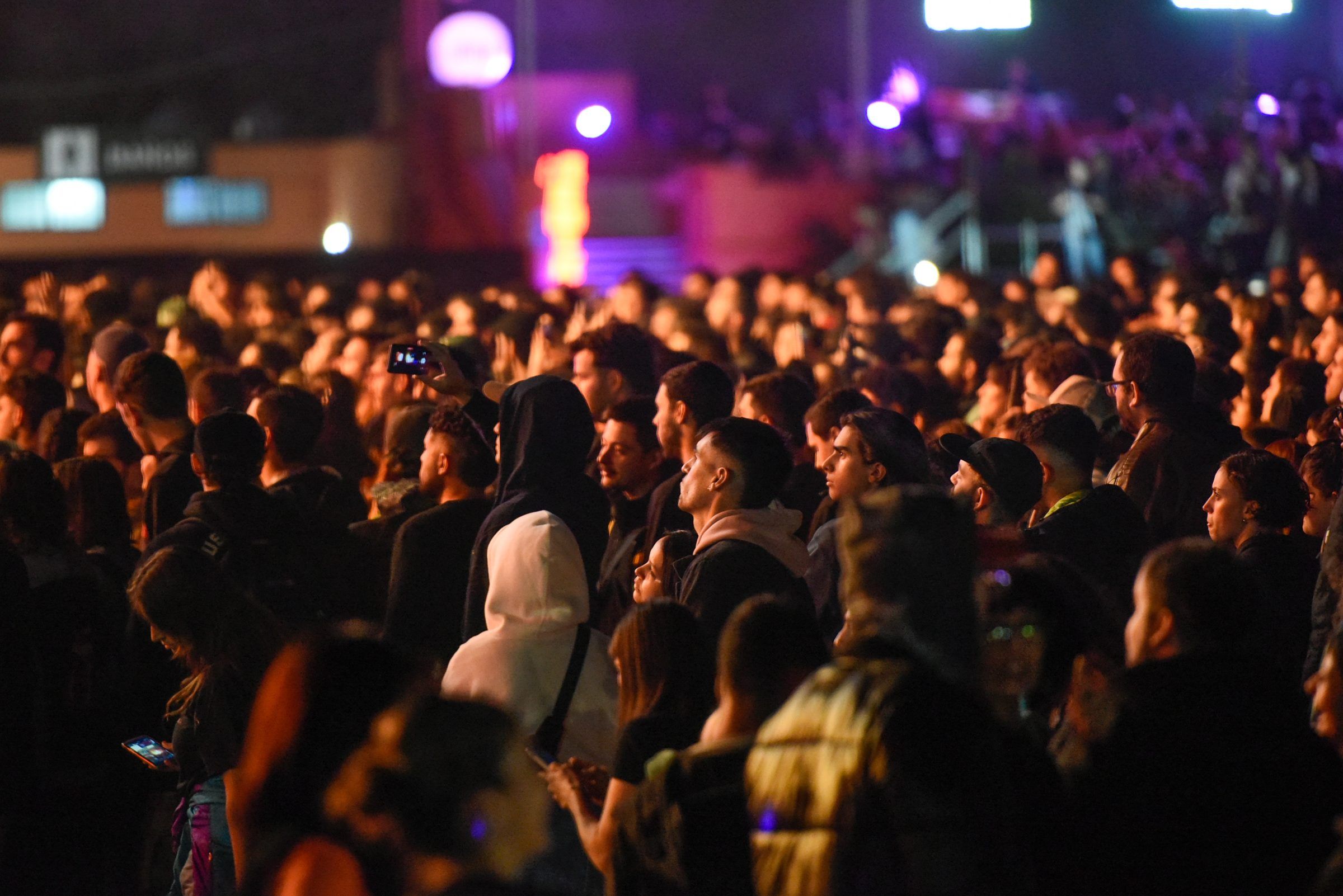 Público frente al escenario durante el Cosquín Rock Uruguay 2023 en la Rural del Prado