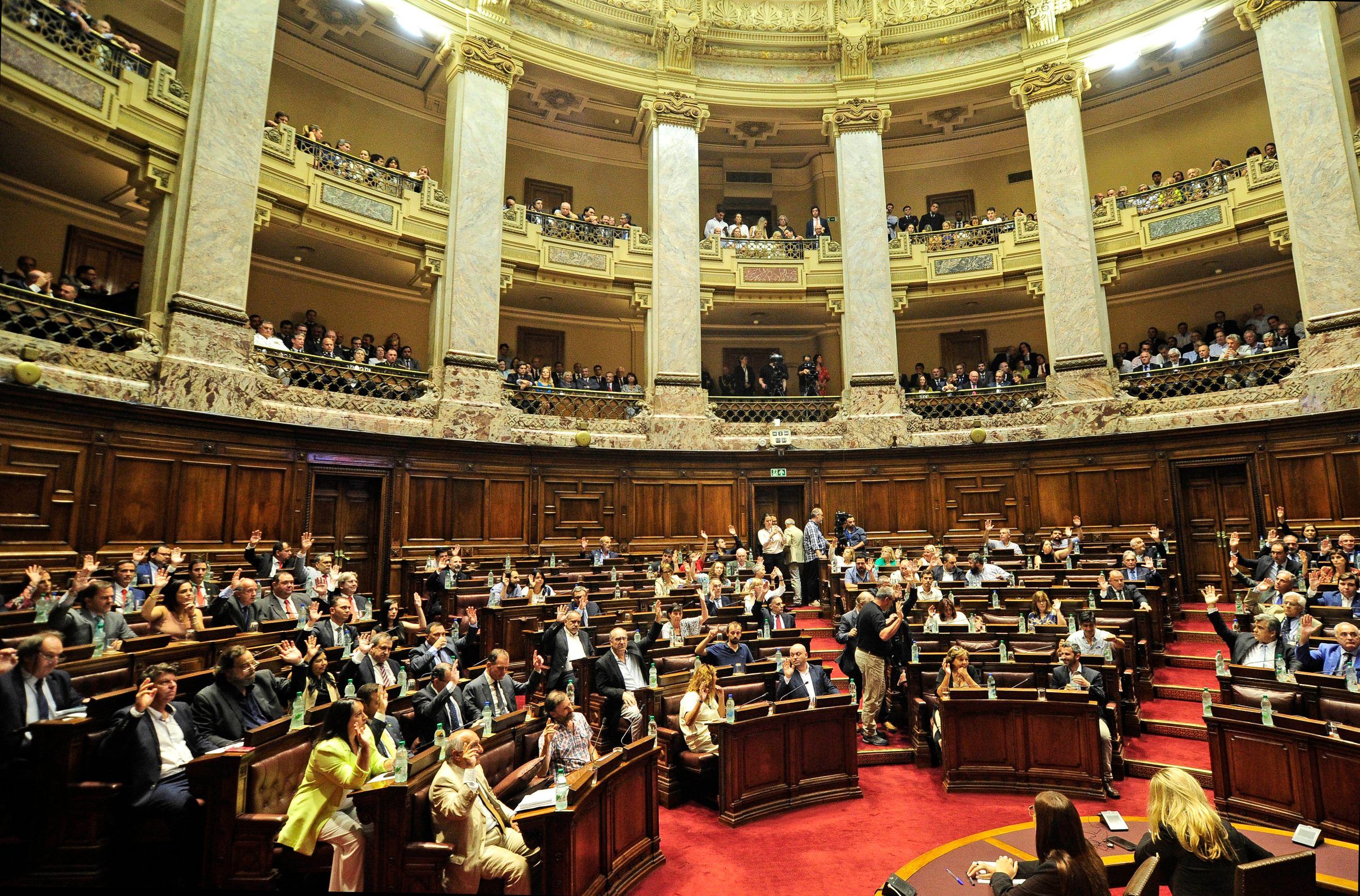 Recinto de la Asamblea General con los legisladores en sus bancas y el público en los palcos durante el mensaje presidencial de 2023.