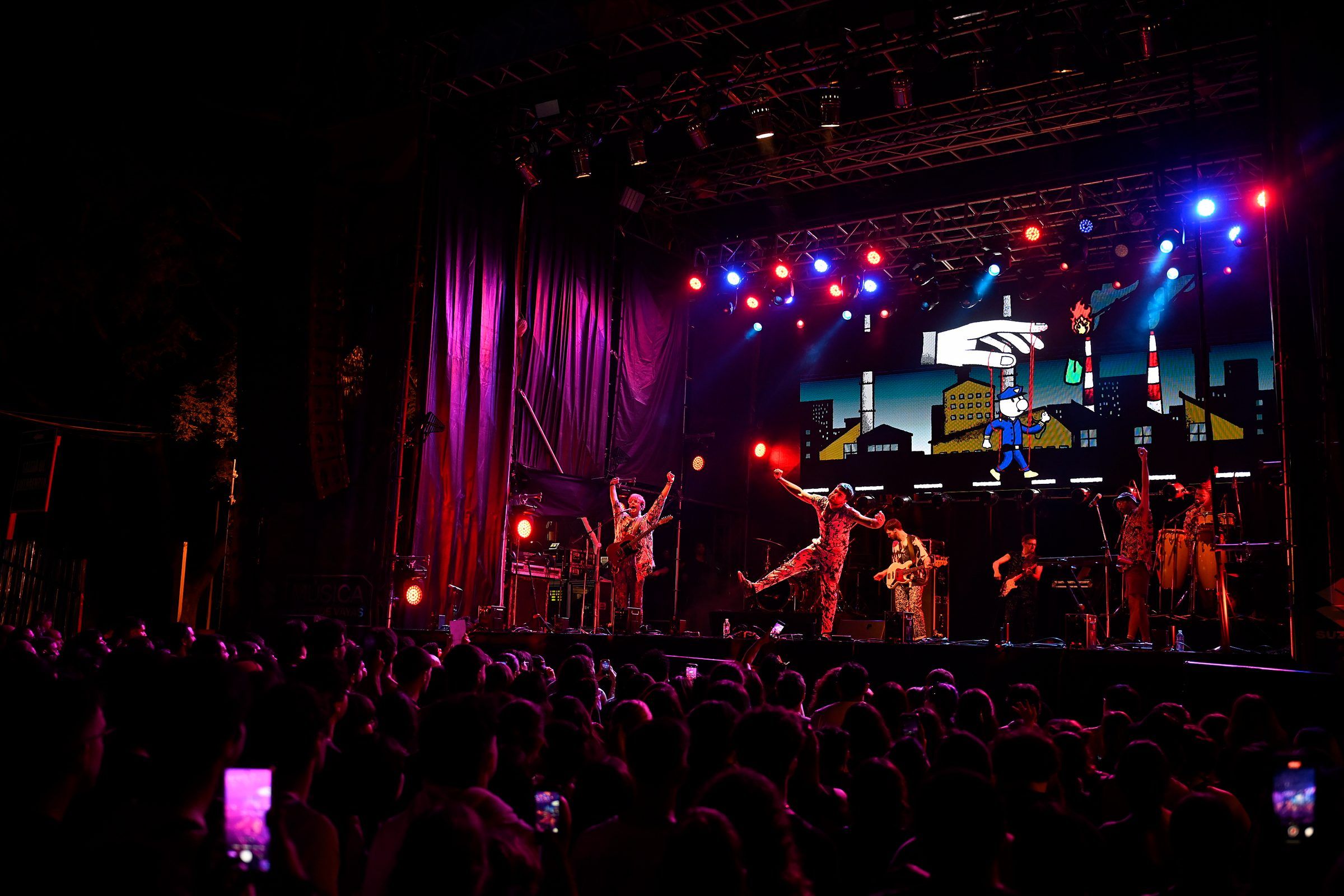 Escenario del Cosquín Rock Uruguay 2024 en la Rural del Prado de noche, con el público frente al escenario