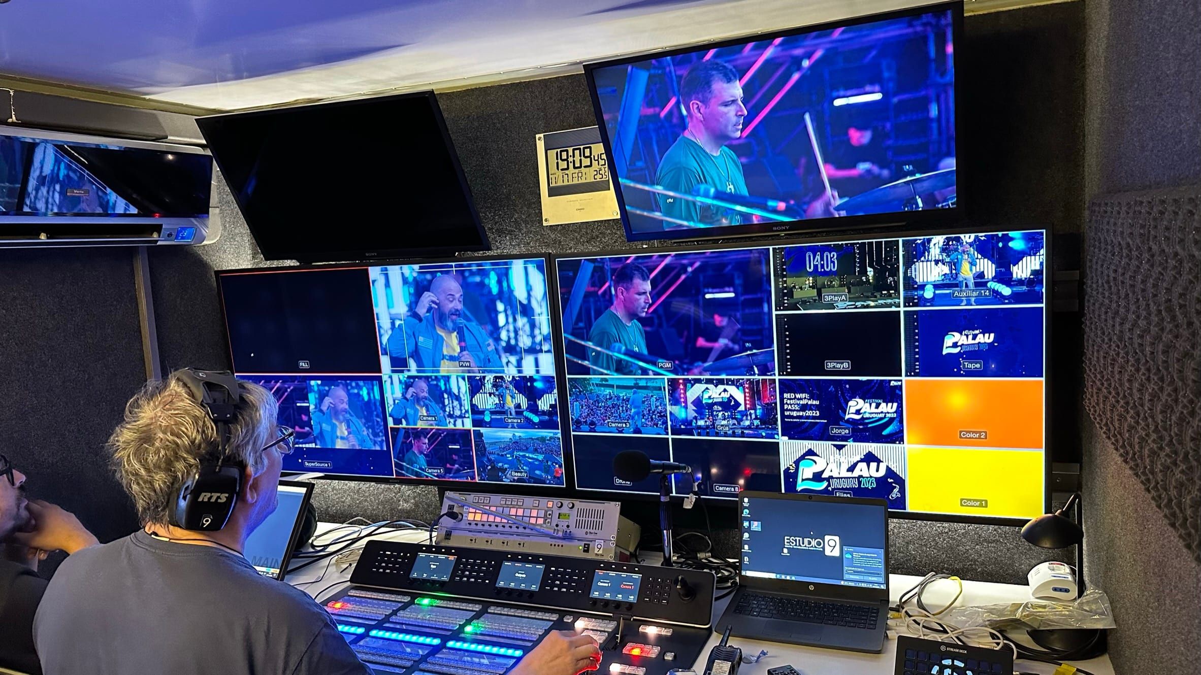 Realizador en el control de la unidad móvil con la multivisión del Festival Palau Uruguay 2023