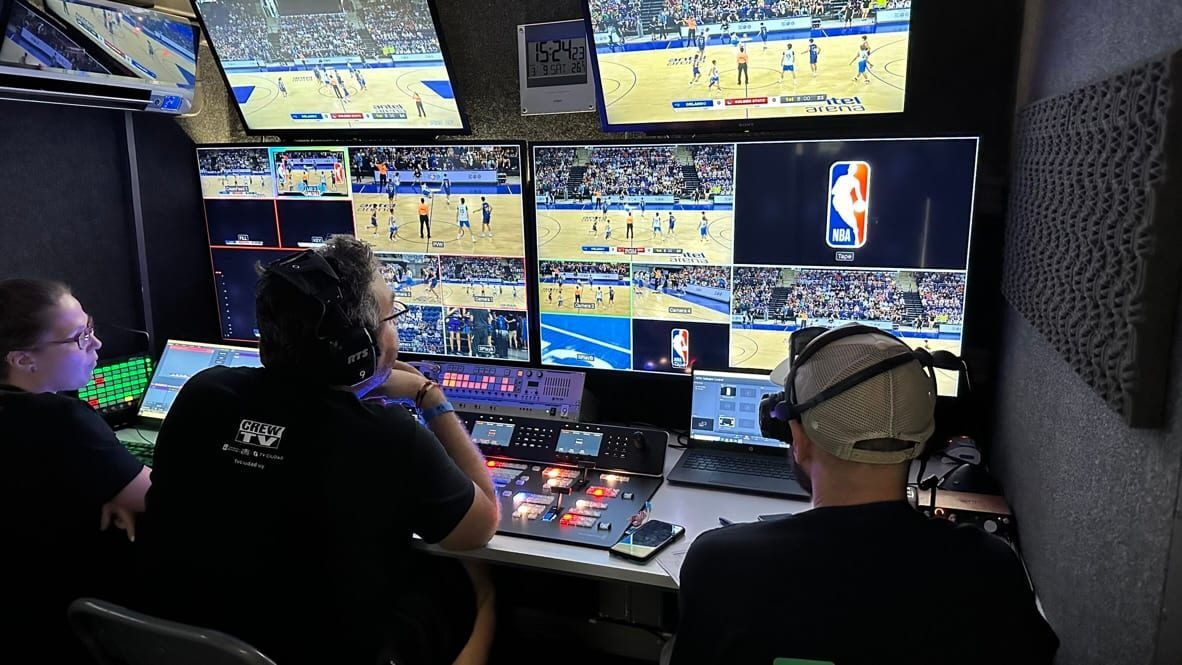 Unidad móvil de Estudio9 durante la transmisión del torneo: operadores frente a una pared de monitores con el partido y el logo de la NBA