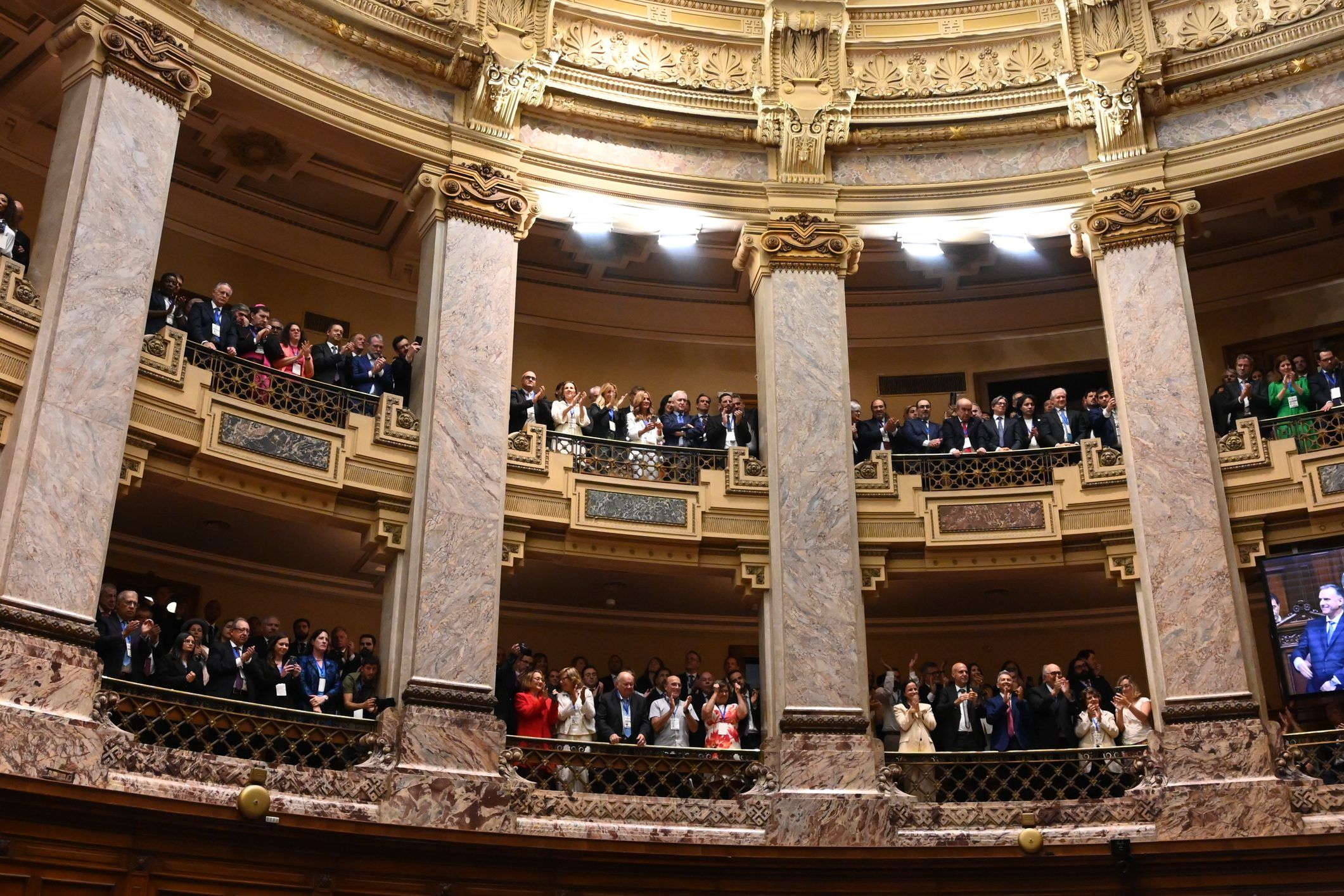 Recinto del Palacio Legislativo lleno, con público y delegaciones en los palcos durante la ceremonia de asunción.