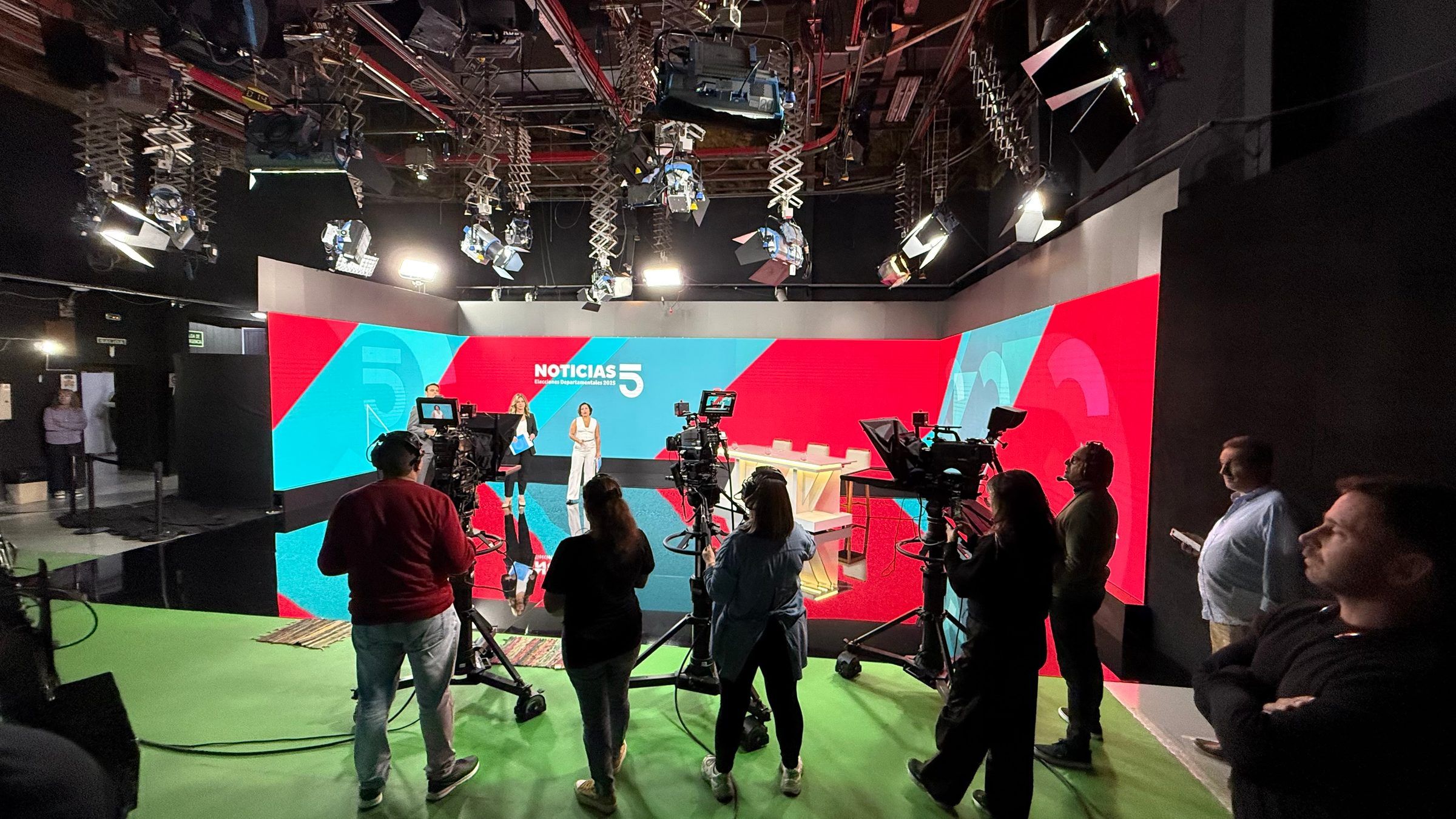Equipo técnico y de piso trabajando en el estudio de TNU durante la cobertura electoral.