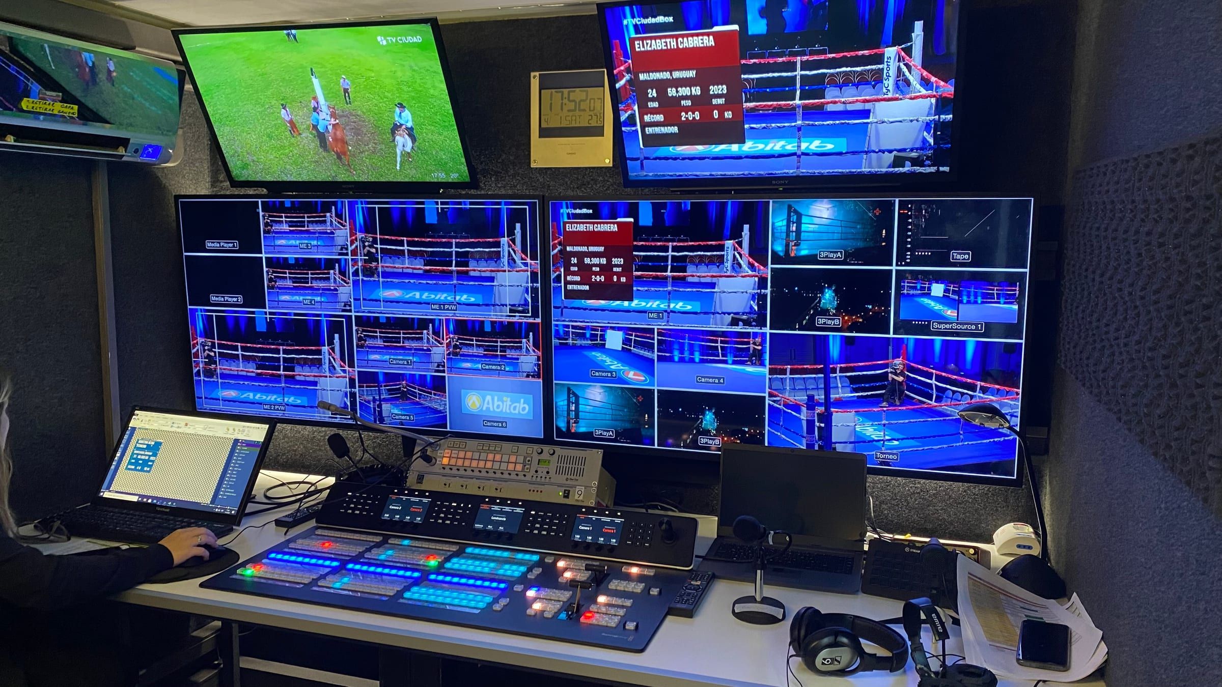 Control del camión de Estudio9 con la multipantalla del ring, el mezclador de video y los monitores durante la transmisión del boxeo