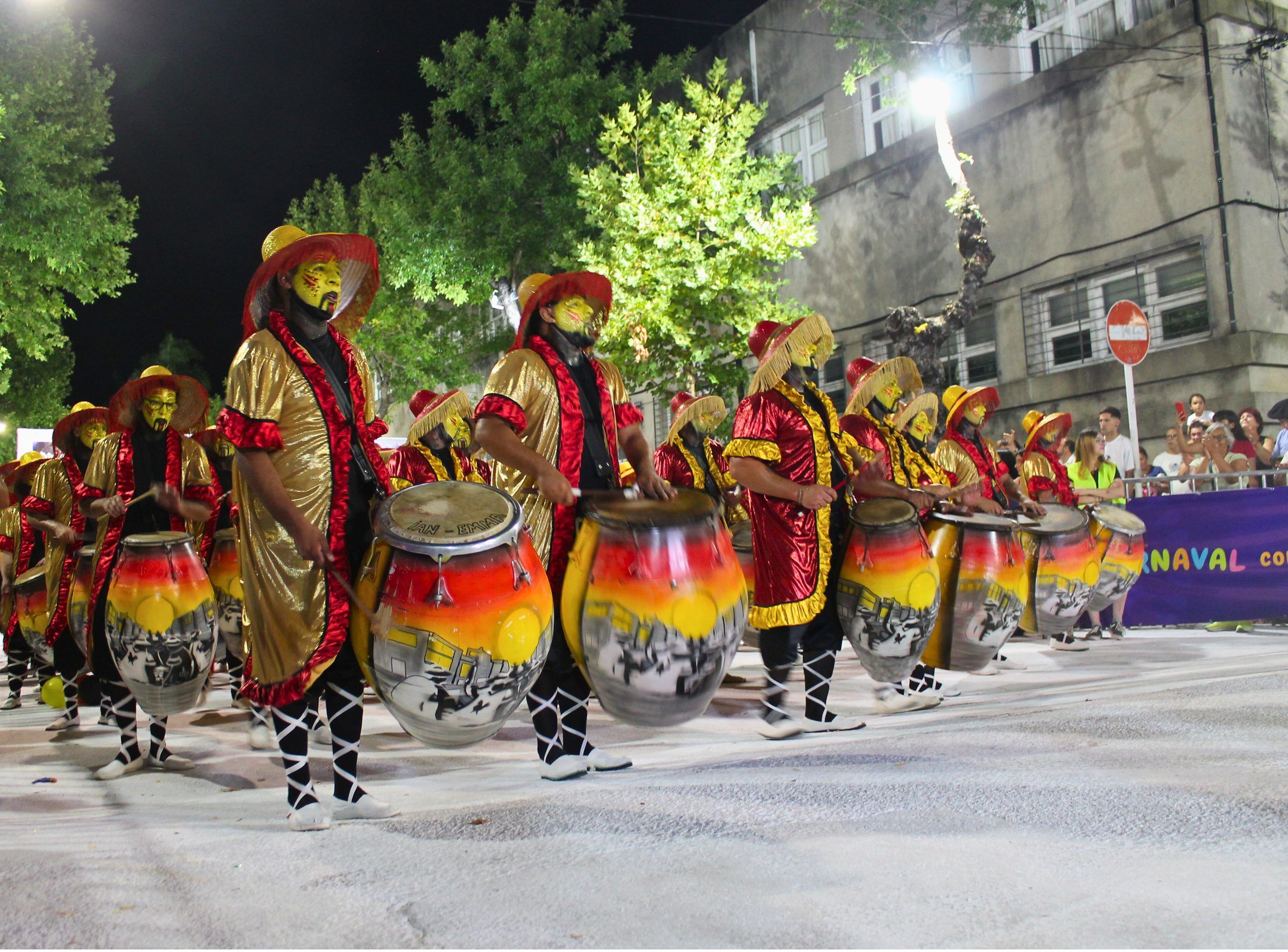 Cuerda de tambores de la comparsa Afrocan durante el desfile de Llamadas de Durazno 2026