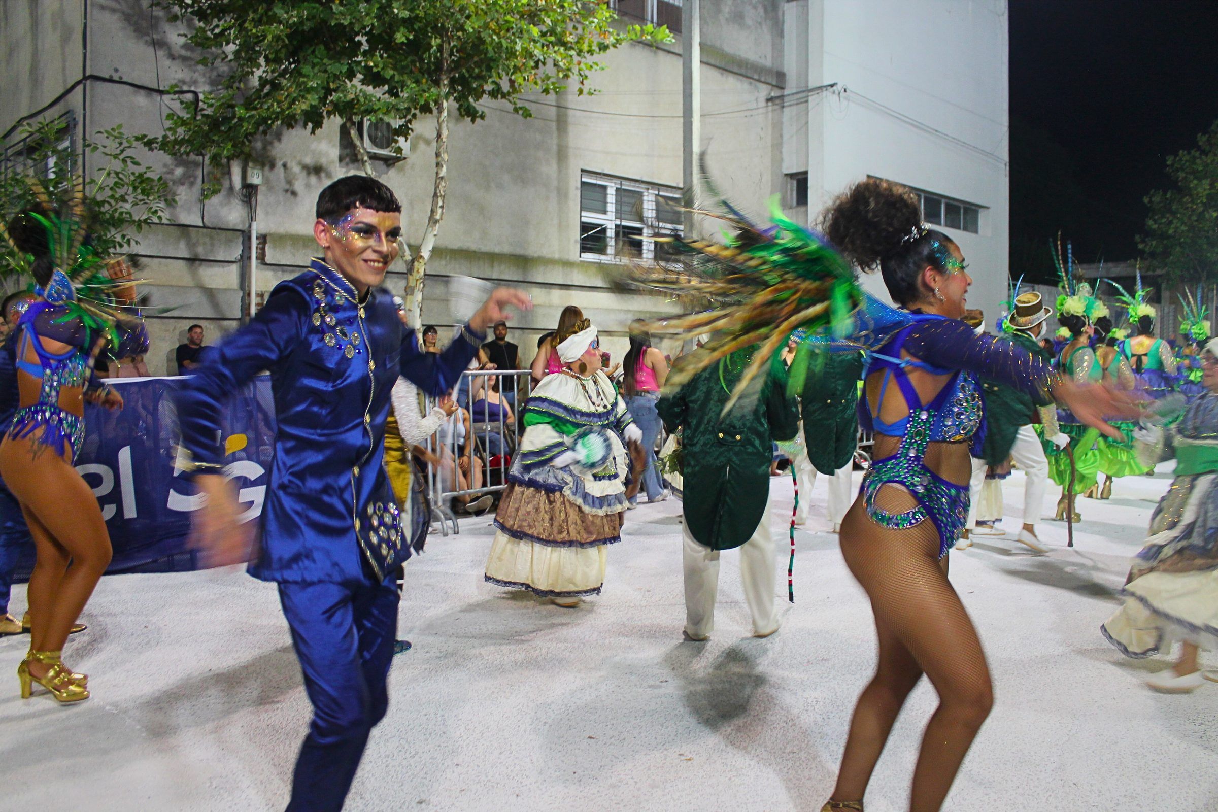 Bailarín de la comparsa La Covacha, de Paysandú, en el desfile de Llamadas de Durazno 2026