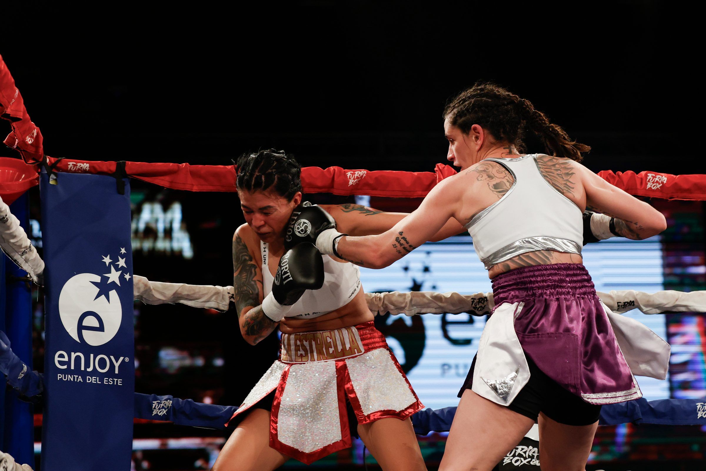Gabriela Bouvier e Isabel Millán combaten en el ring junto a un cartel de Enjoy Punta del Este