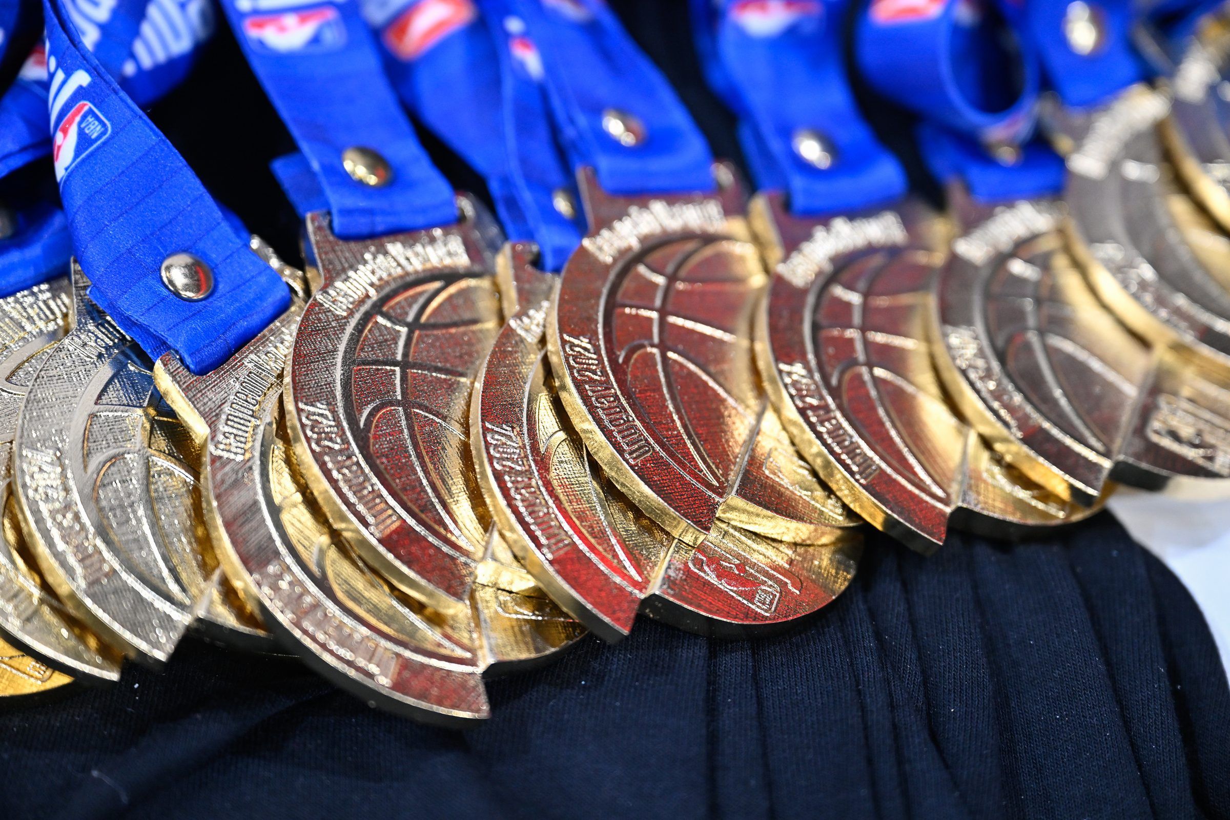 Medallas del torneo Jr. NBA con cinta azul, listas para la premiación