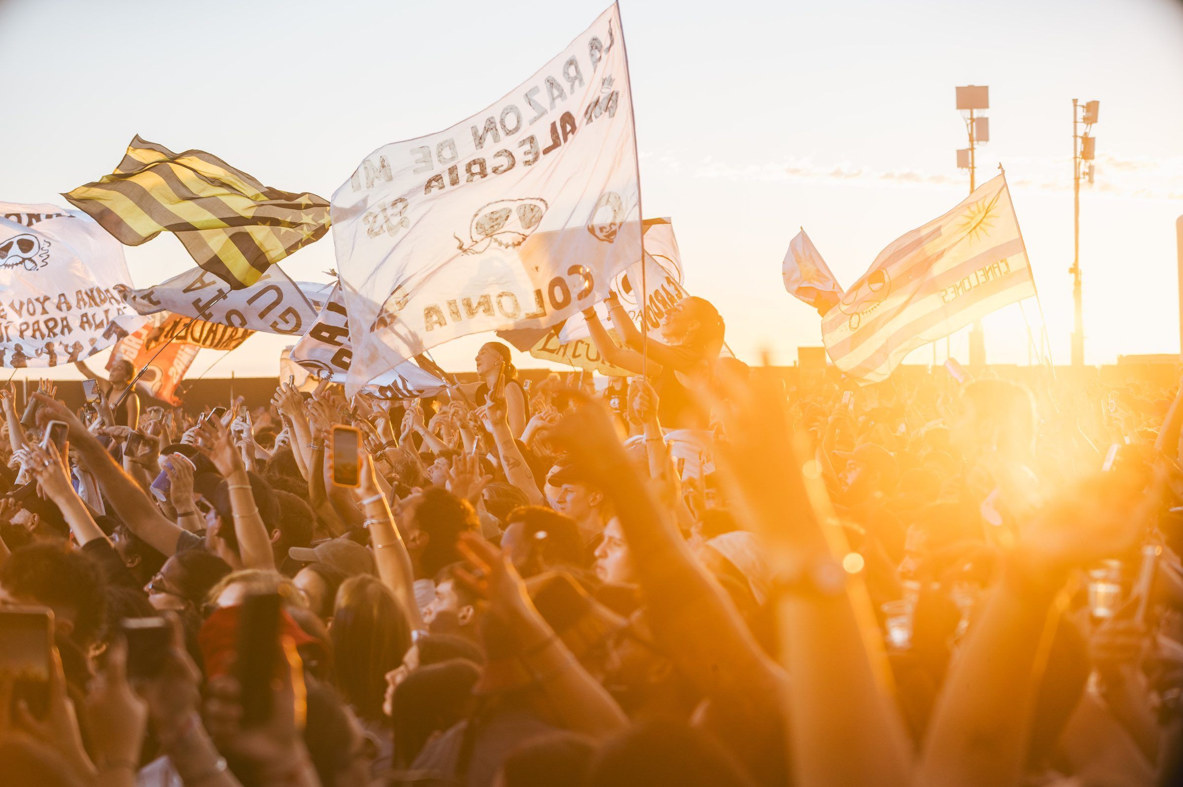 Público con banderas al atardecer en el Cosquín Rock Uruguay 2026