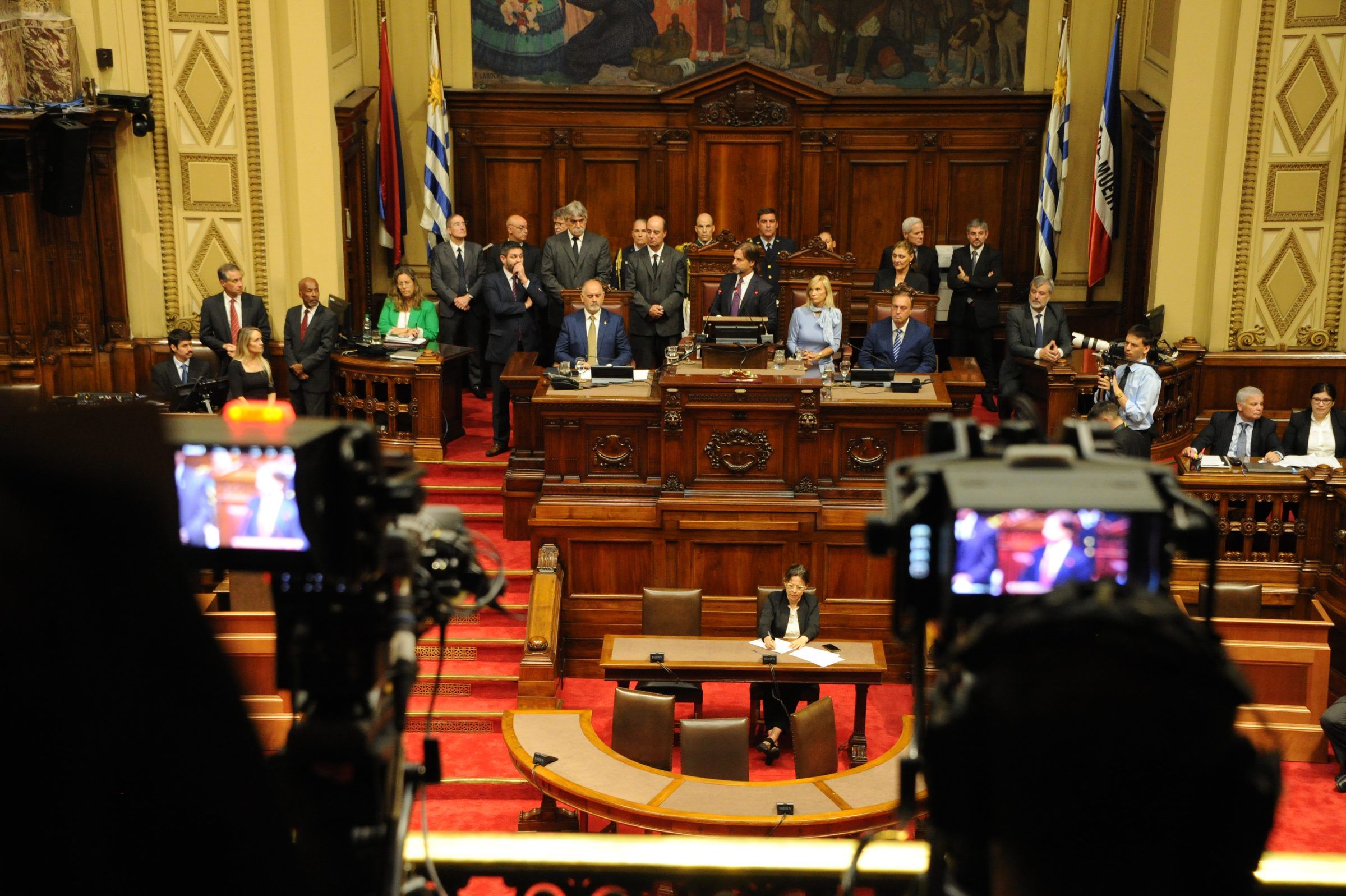 Cámaras de televisión en primer plano frente al estrado del recinto de la Asamblea General.