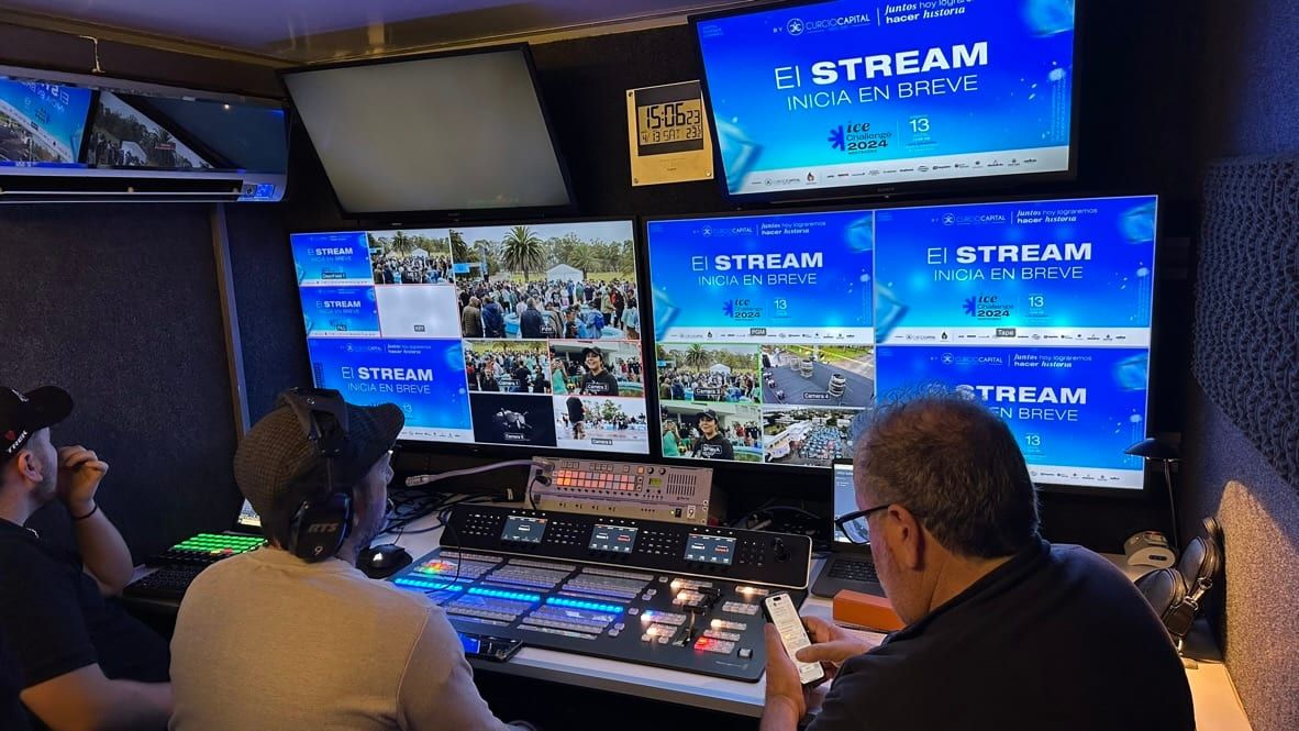 Realizadores en el control de la unidad móvil con la pantalla «El stream inicia en breve» del Ice Challenge 2024