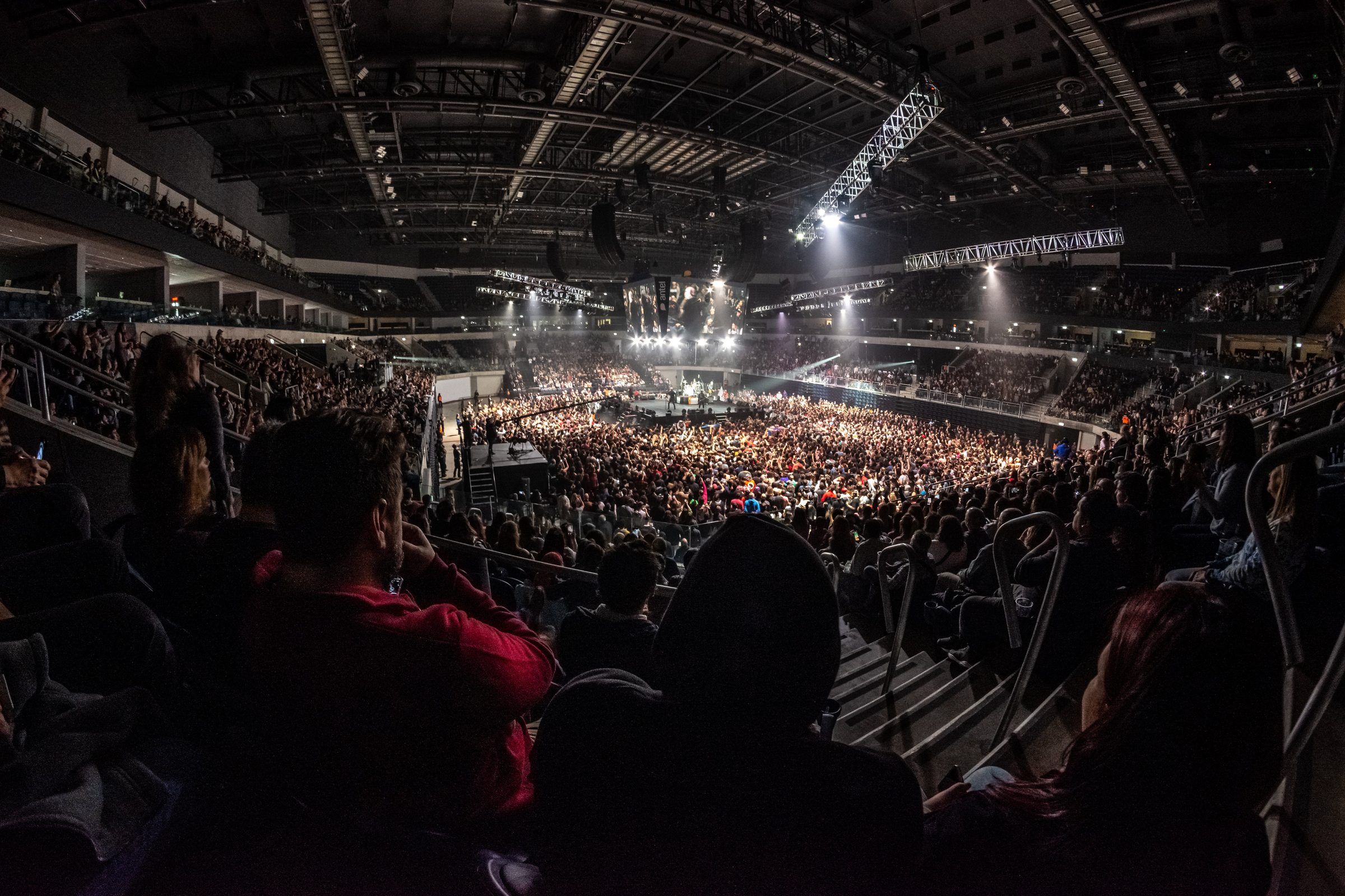 Vista panorámica del Antel Arena con el público durante el concierto de Buitres