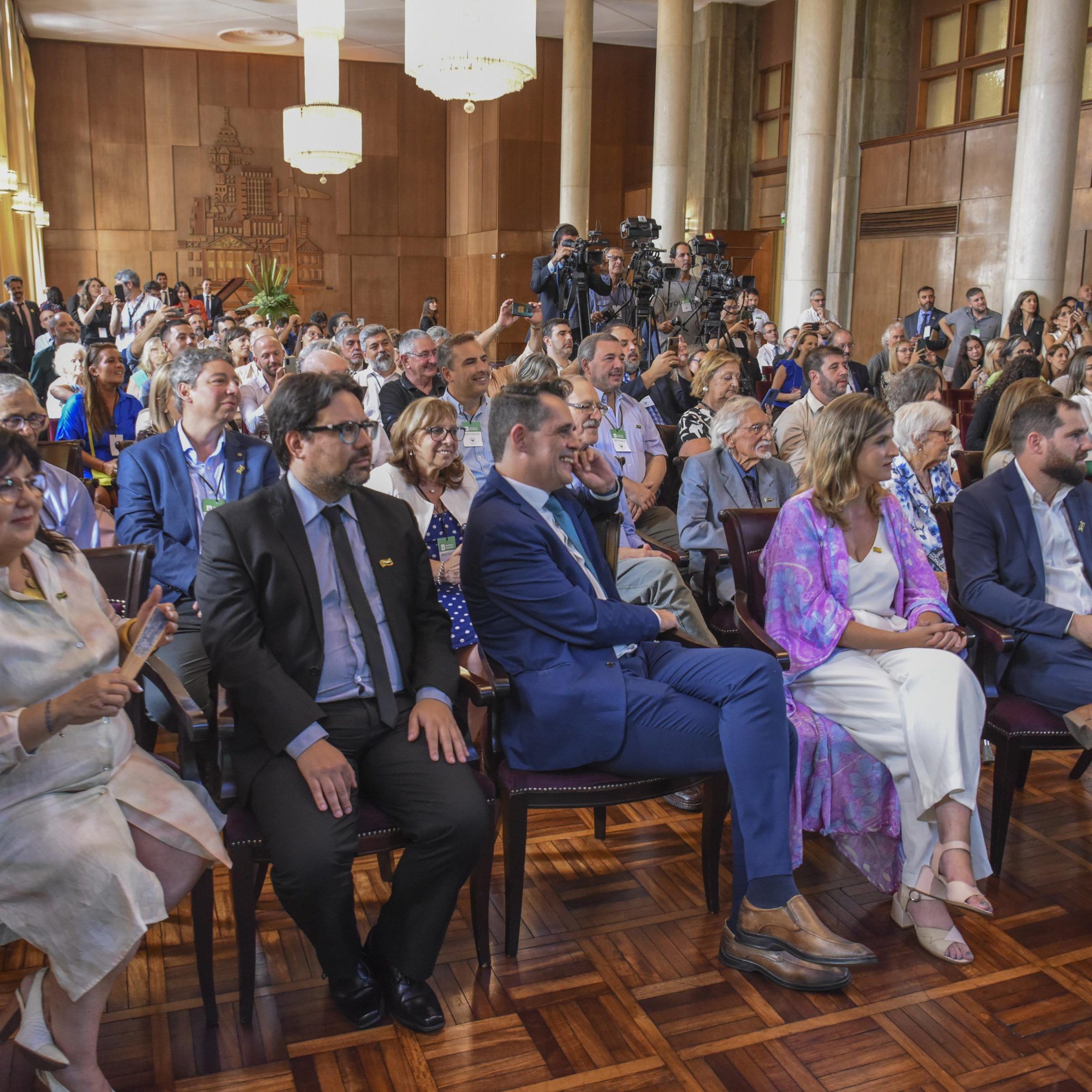 Salón de la Intendencia de Montevideo con el público sentado durante la ceremonia de entrega del sello.