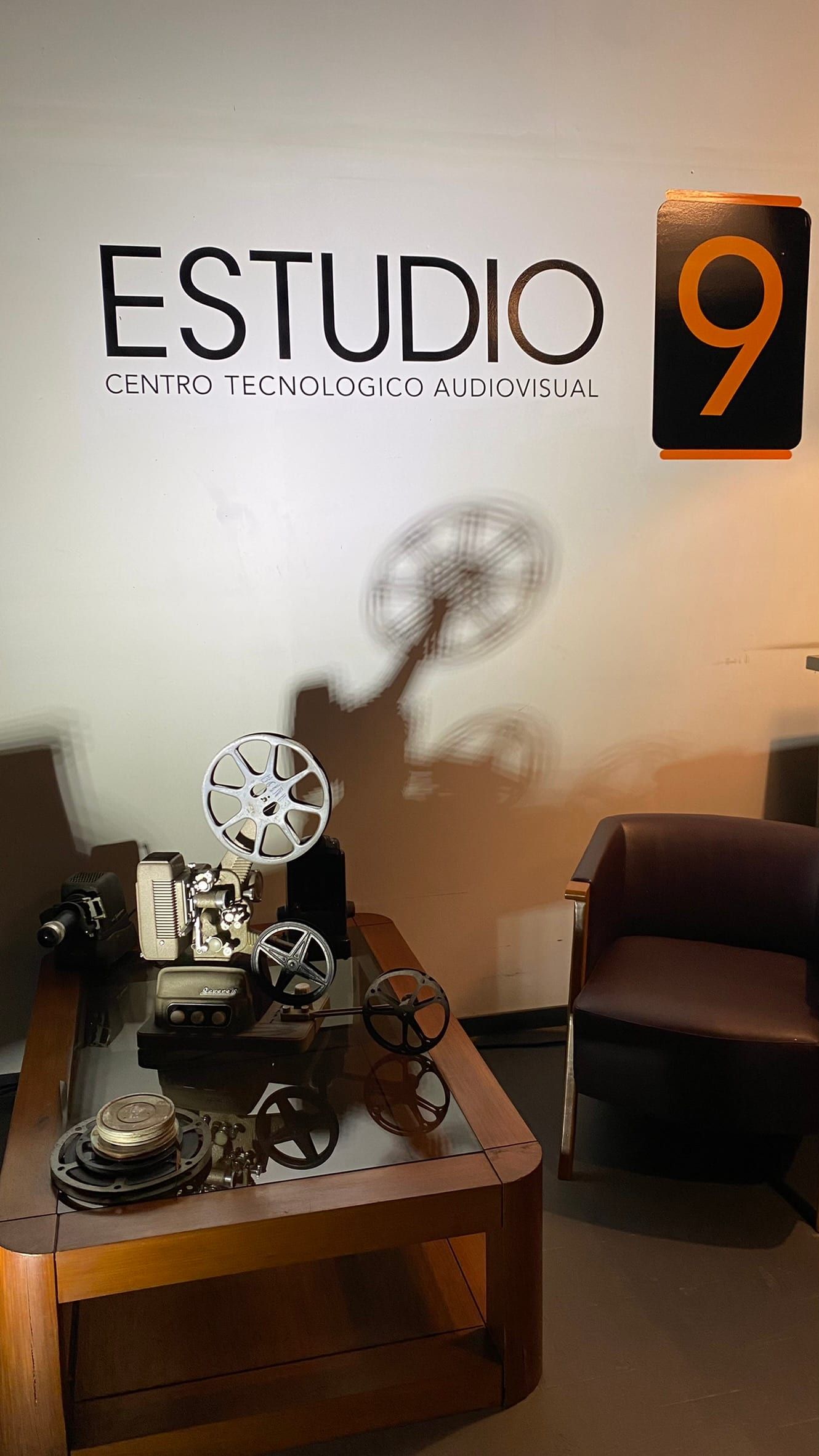 Cartel de Estudio9, Centro Tecnológico Audiovisual, junto a un proyector de cine antiguo