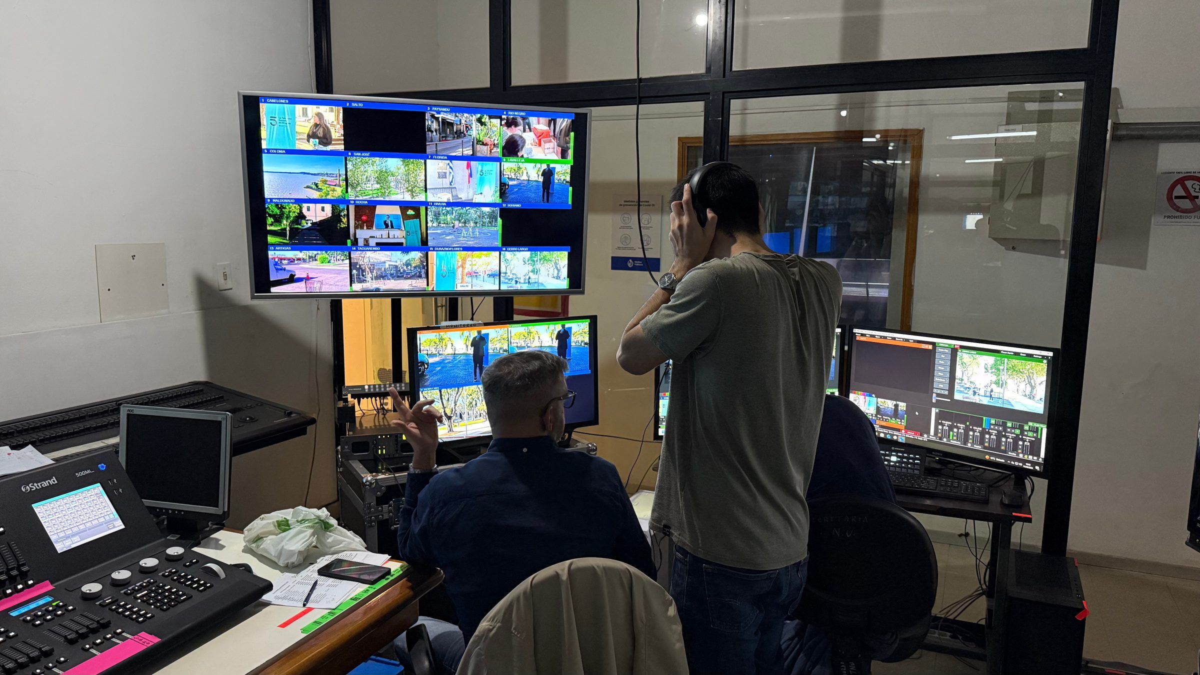 Sala de control con la multipantalla de señales y operadores trabajando durante la cobertura.