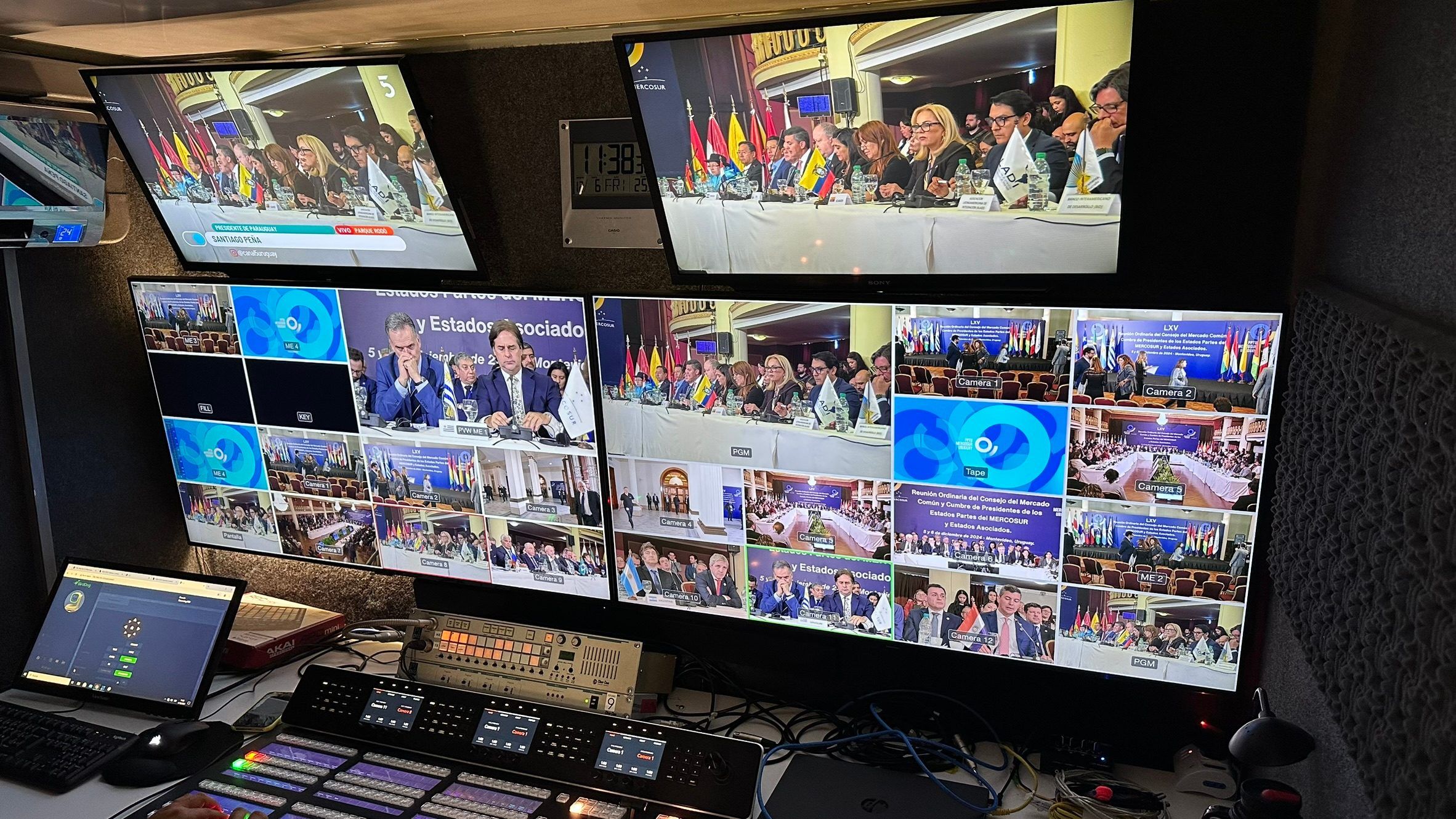 Control de realización del móvil con multipantalla de cámaras y mezclador durante la cumbre.