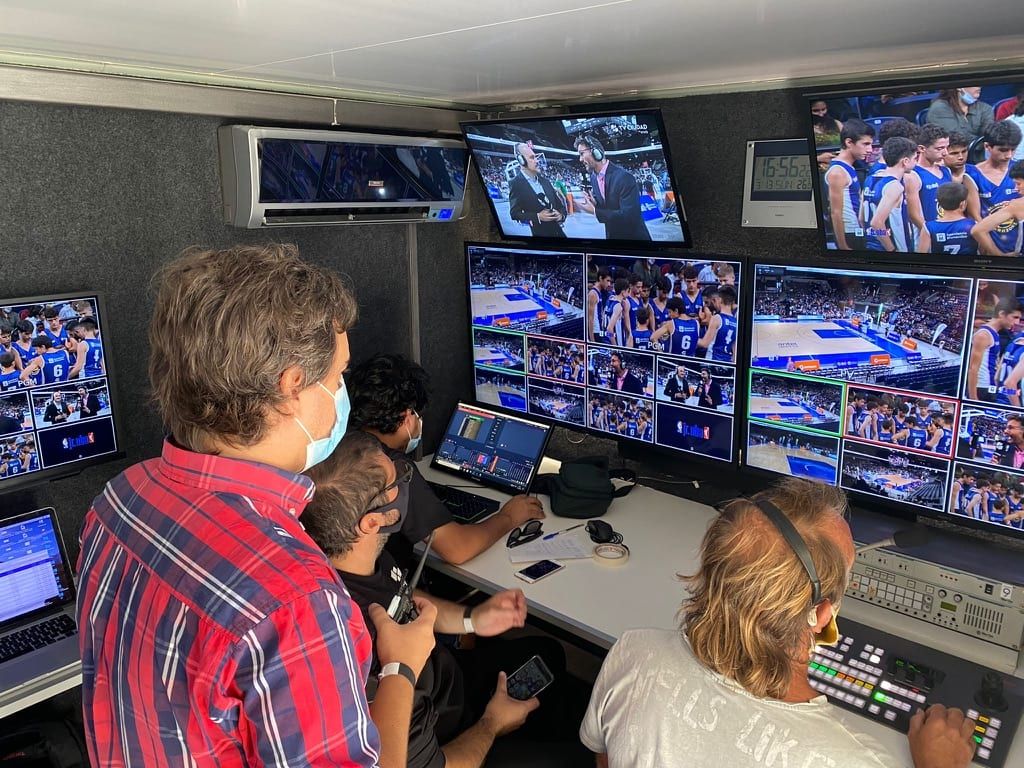 Control del camión con cuatro operadores frente a la multipantalla durante la transmisión del torneo Jr. NBA