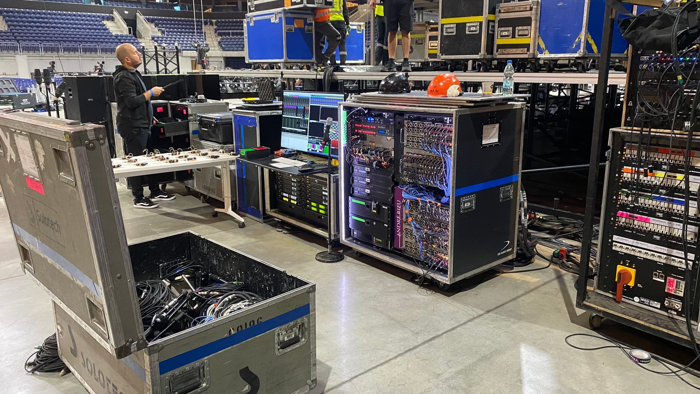 Racks de conexión y mesa de control montados en la pista del Antel Arena durante la preparación del concierto de André Rieu