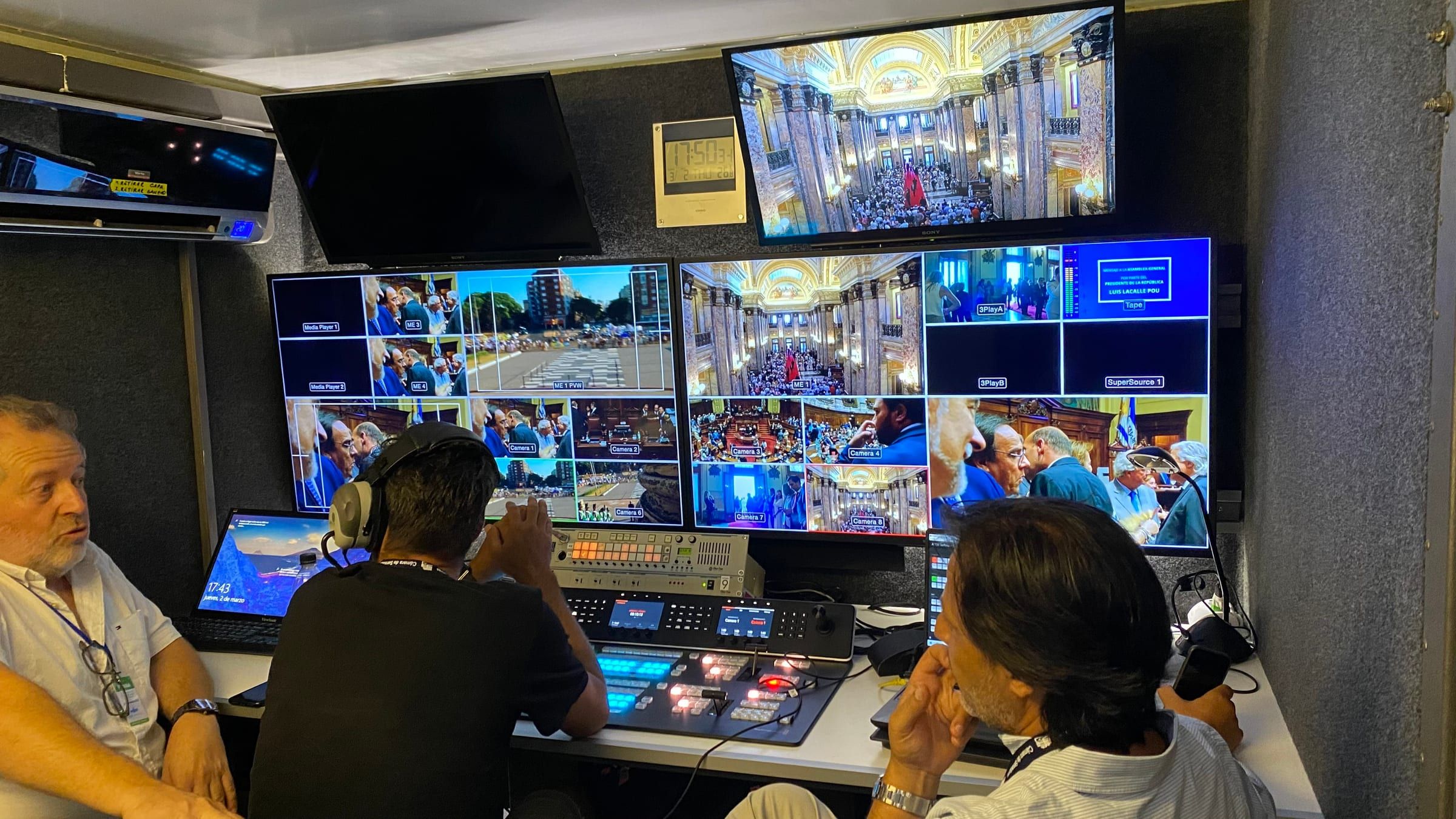 Equipo de realización en el móvil de control durante la transmisión del mensaje presidencial.