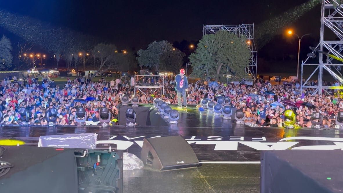 Vista del público desde el escenario del Festival Palau Uruguay 2023 de noche