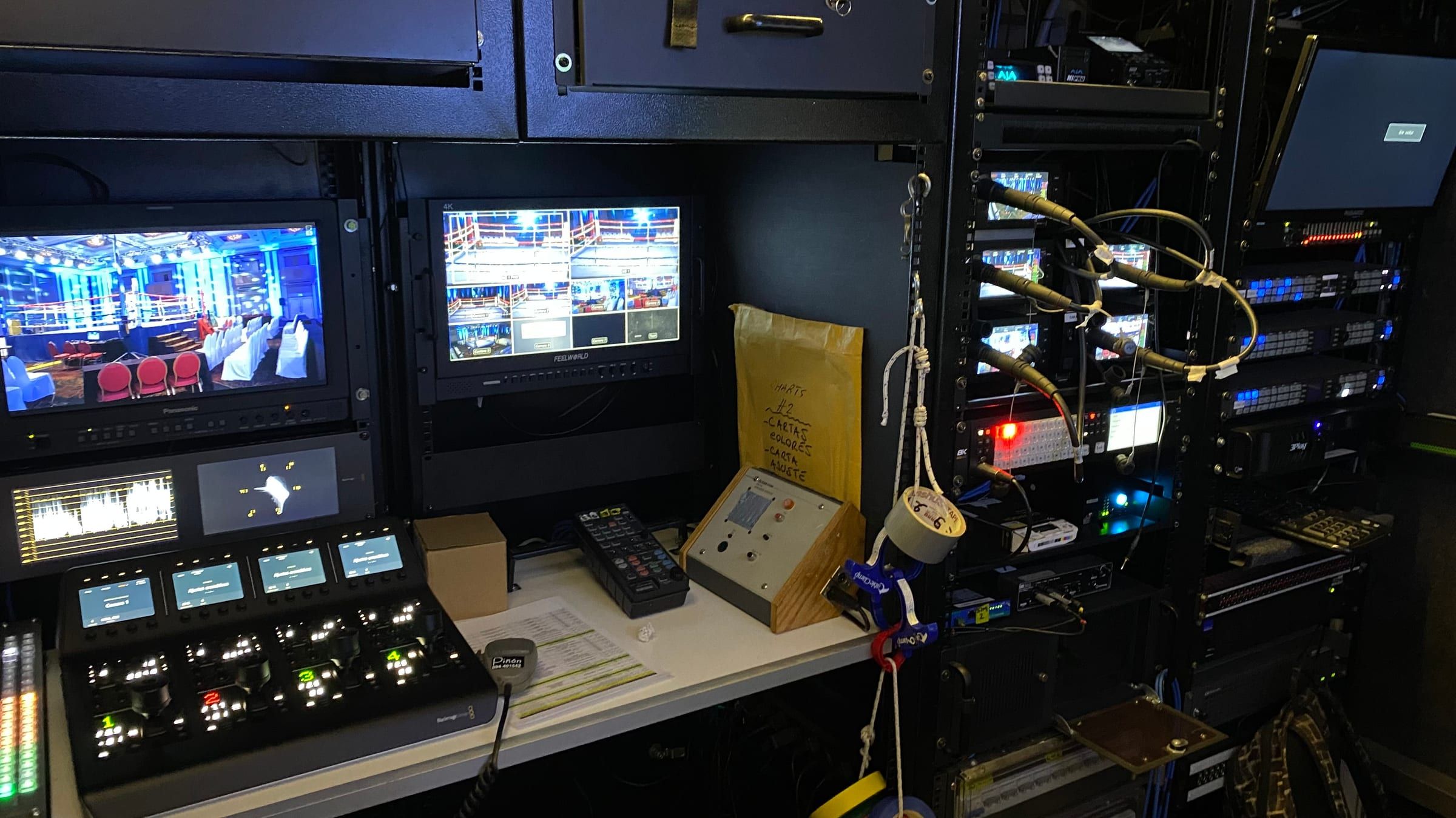 Rack del camión con monitores de ajuste y paneles de intercom del equipo técnico durante la velada de boxeo