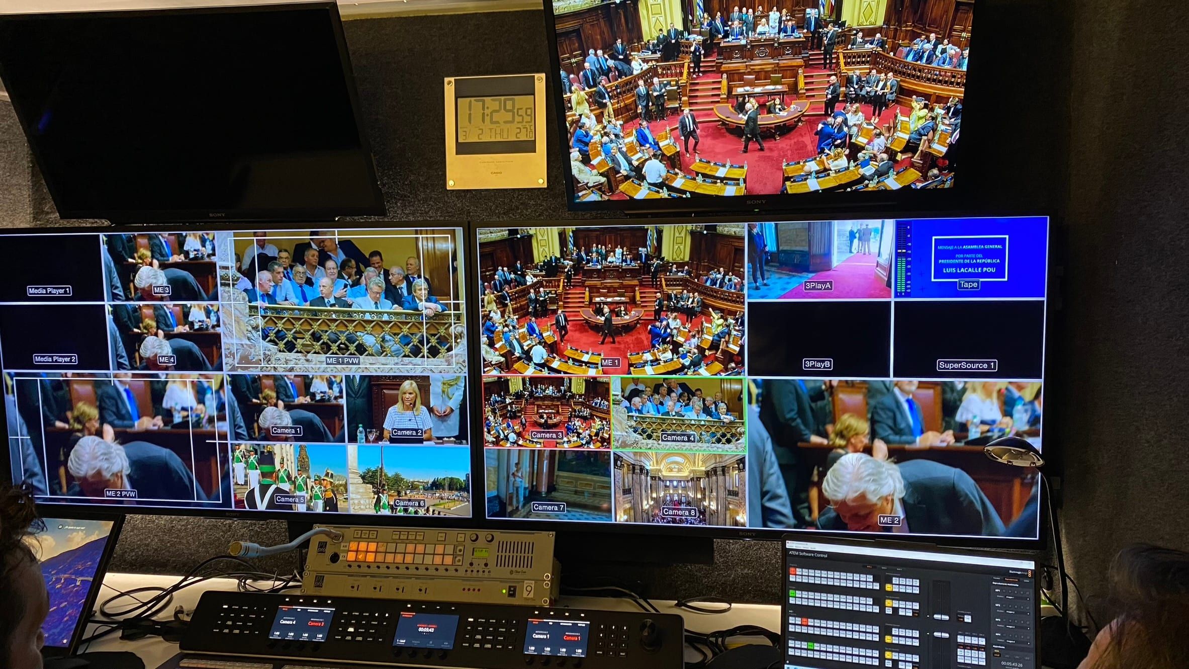Sector de control del camión: pared de monitores con las cámaras de una transmisión, sobre el panel del switcher